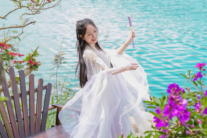 Quán cà phê Đà Lạt bất ngờ nổi tiếng vì cô chủ như mỹ nhân phim kiếm hiệp.