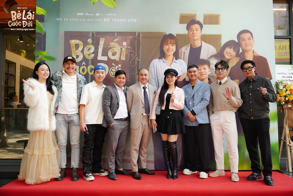 The crew of the film "Show off Life - Green Days" at the premiere in Hanoi. Photo: Organizing Committee