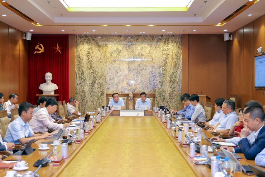 Petrovietnam Chairman of the Board of Directors Le Manh Hung and Petrovietnam General Director Le Ngoc Son chaired the 4th meeting of the Steering Committee for Science, Technology and Tourism of Petrovietnam. Photo: PVN
