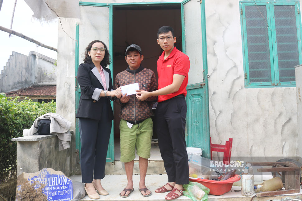 Dai dien Quy Tam long Vang - Bao Lao Dong cung lanh dao Dang uy phuong Quy Nhon Bac trao 10 trieu dong ho tro cho gia dinh anh Hieu. Anh: Hoai Phuong