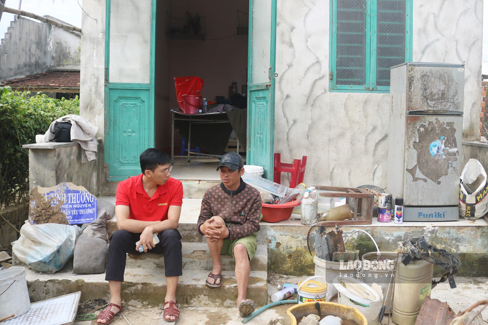 Mr. Pham Ngoc Hieu (38 years old, residing in Quarter 3, Quy Nhon Bac Ward, Gia Lai) shared about his family situation with a reporter from Lao Dong Newspaper. Photo: Hoai Phuong