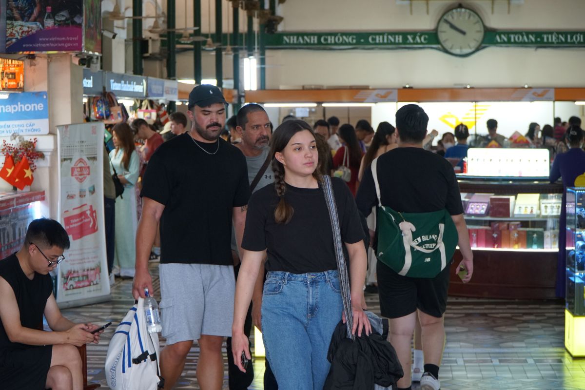 Visitantes internacionais visitam a Agência Municipal dos Correios. Foto: Thanh Chan