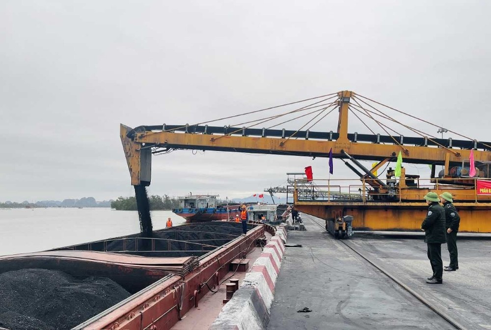 TKV 그룹의 Vinacominmia 석탄 운송 회사에서 석탄 소비. 사진: TKV