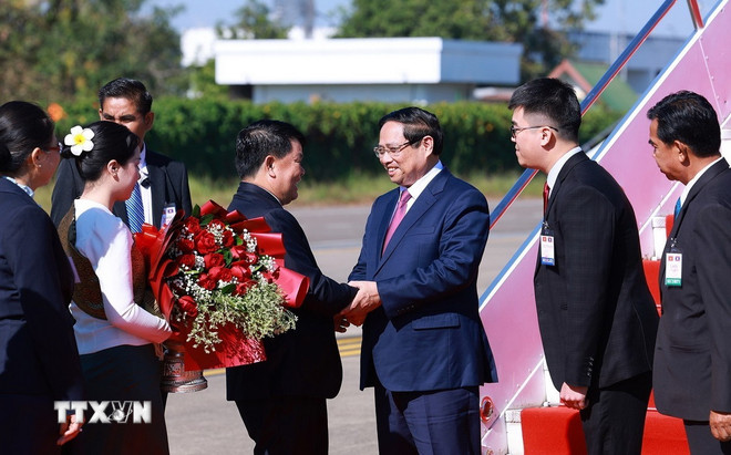 政治委員、ファム・ミン・チン首相を首都ビエンチャンに迎え、ベトナム・ラオス政府間委員会第48回会合を共同開催。写真:TTXVN