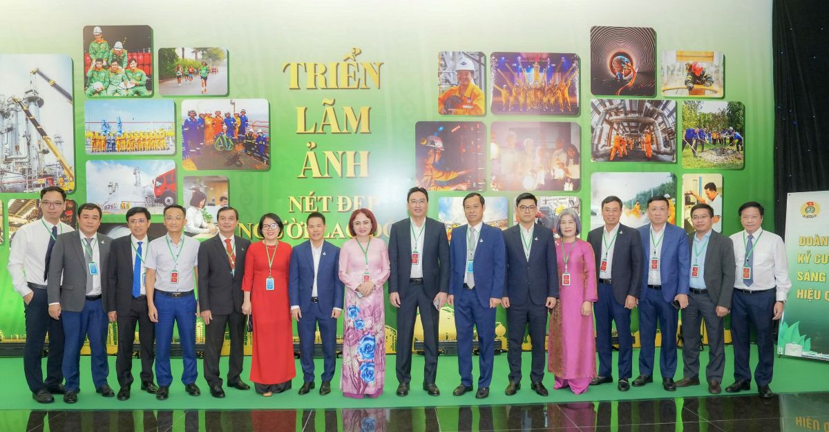 Cac dai bieu tham quan trien lam anh “Net dep Nguoi lao dong PV GAS” tai Dai hoi