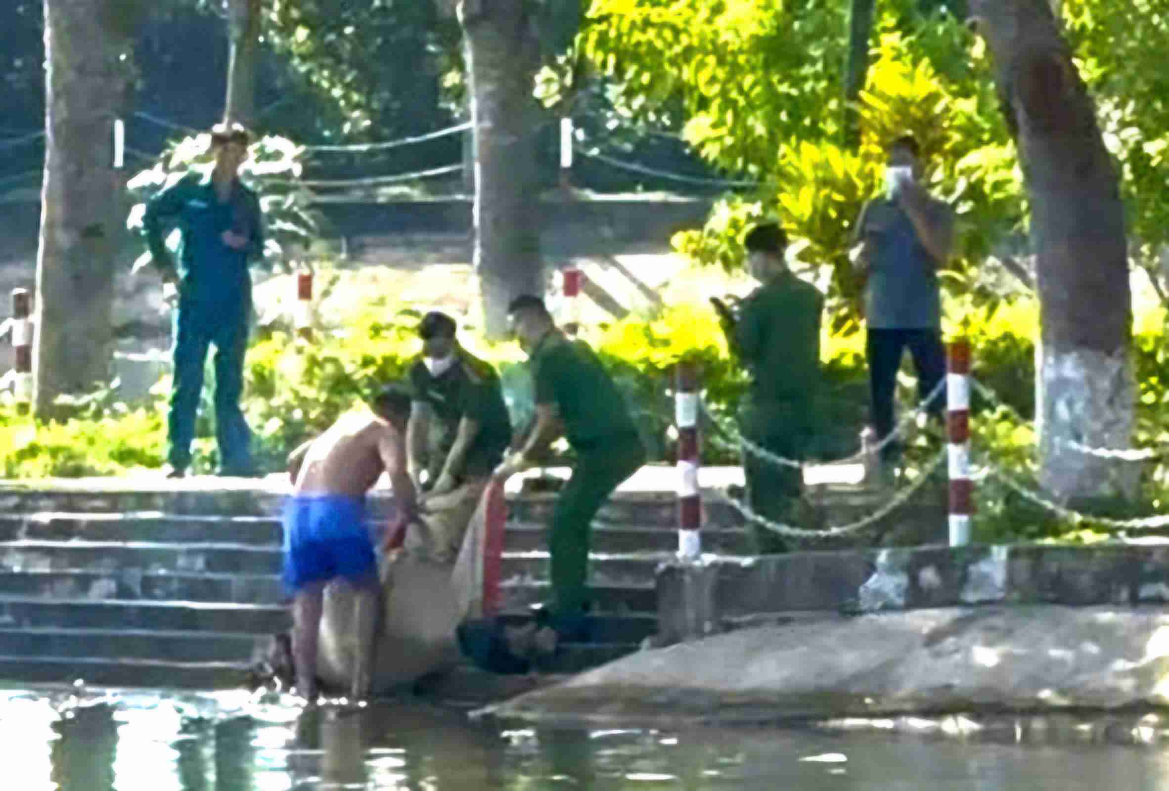 Luc luoc chuc nang truc vot thi the nguoi dan ong duoc phat hien noi tren mat ho tai xa Krong No. Anh: Co quan chuc nang cung cap