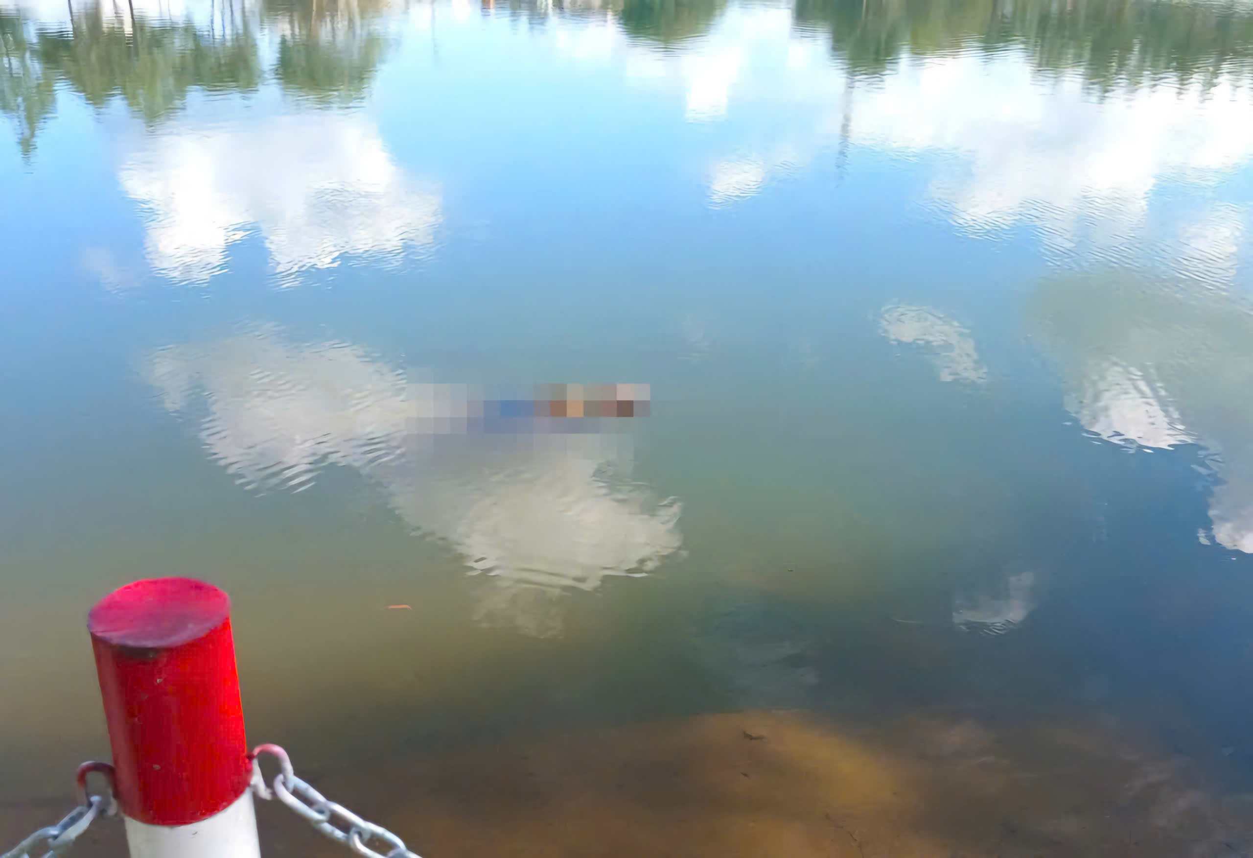 Lam Dong 경관 호수 표면에 떠 있는 남성 시신이 주민들에 의해 발견되었습니다. 사진: 관계 당국 제공