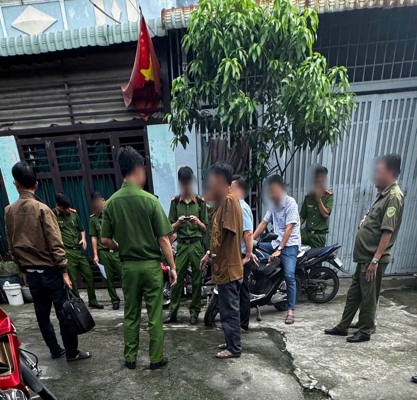 Cơ quan công an thực hiện các thủ tục pháp lý tại khu đất xây dựng gần 50 căn nhà. Ảnh: Bạn đọc cung cấp