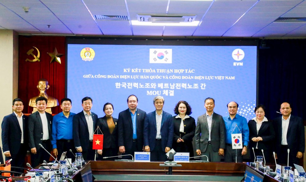 Representatives of Vietnam Electricity Trade Union and Korea Electricity Trade Union took a souvenir photo. Photo: Dac Cuong