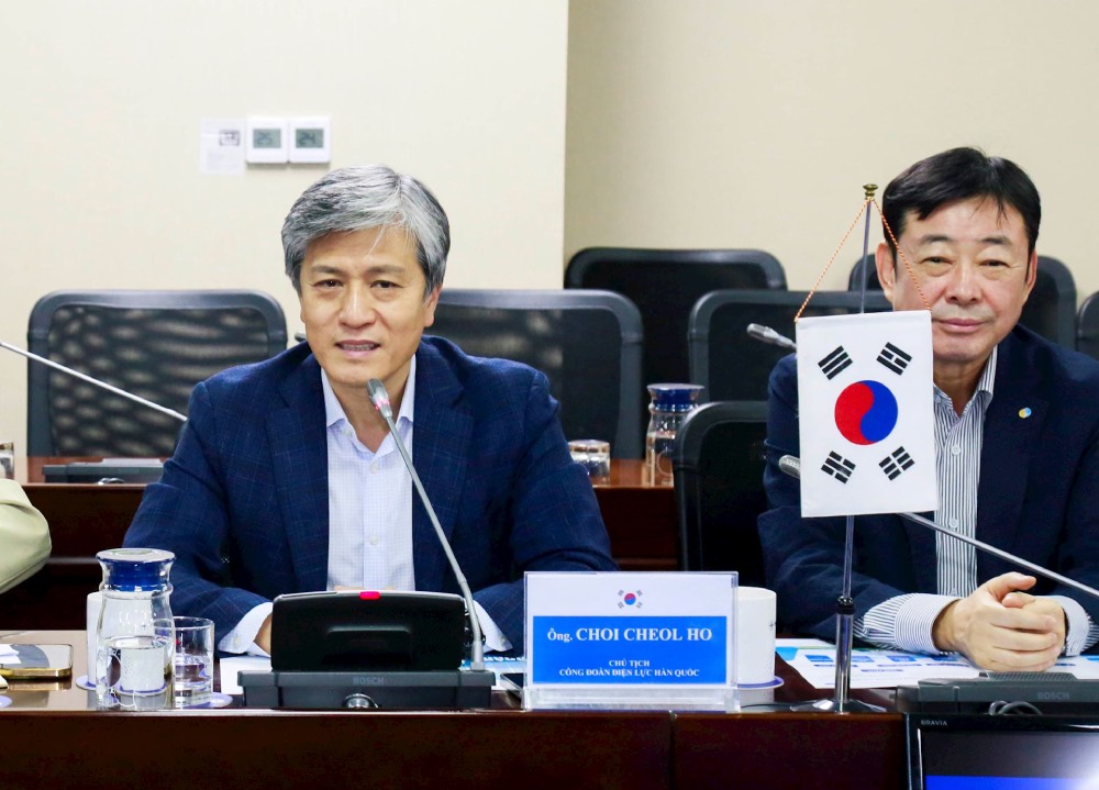 Dai dien Cong doan Dien luc Han Quoc, Chu tich Choi Cheol-ho (ben trai) trao doi thong tin tai buoi lam viec. Anh: Dac Cuong