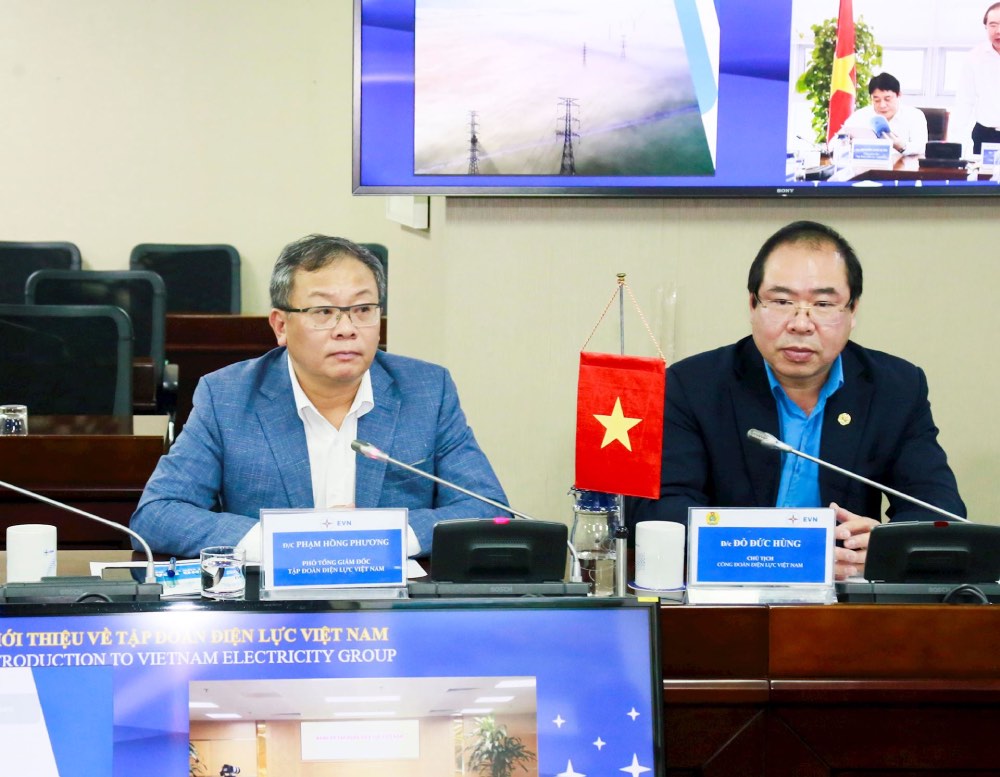 Pho Tong Giam doc EVN Pham Hong Phuong (ben trai) phat bieu tai buoi lam viec. Anh: Dac Cuong