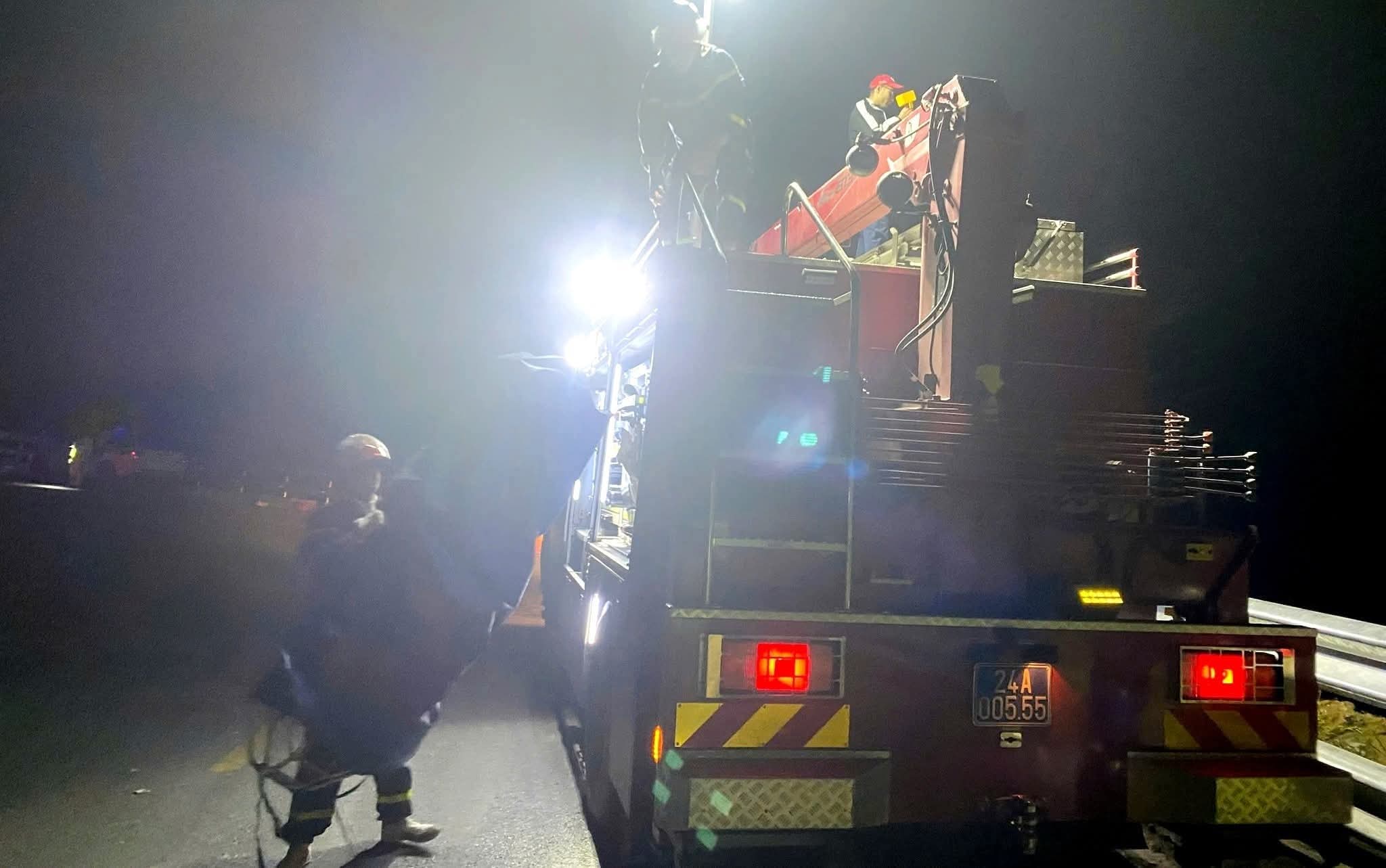 The authorities were present at the scene of the traffic accident. Photo: Thanh Tuan.