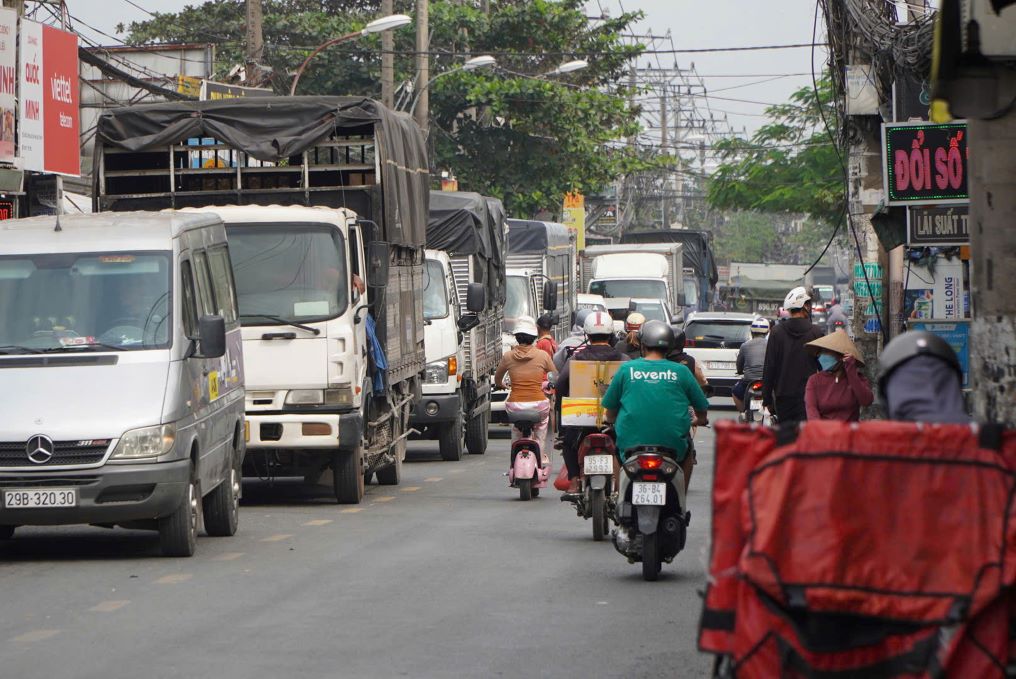 Duong Vinh Loc, hien tuyen duong rong chi 7-8 m, thuong xuyen un tac do luu luong phuong tien lon. Anh: Nguyen Chan