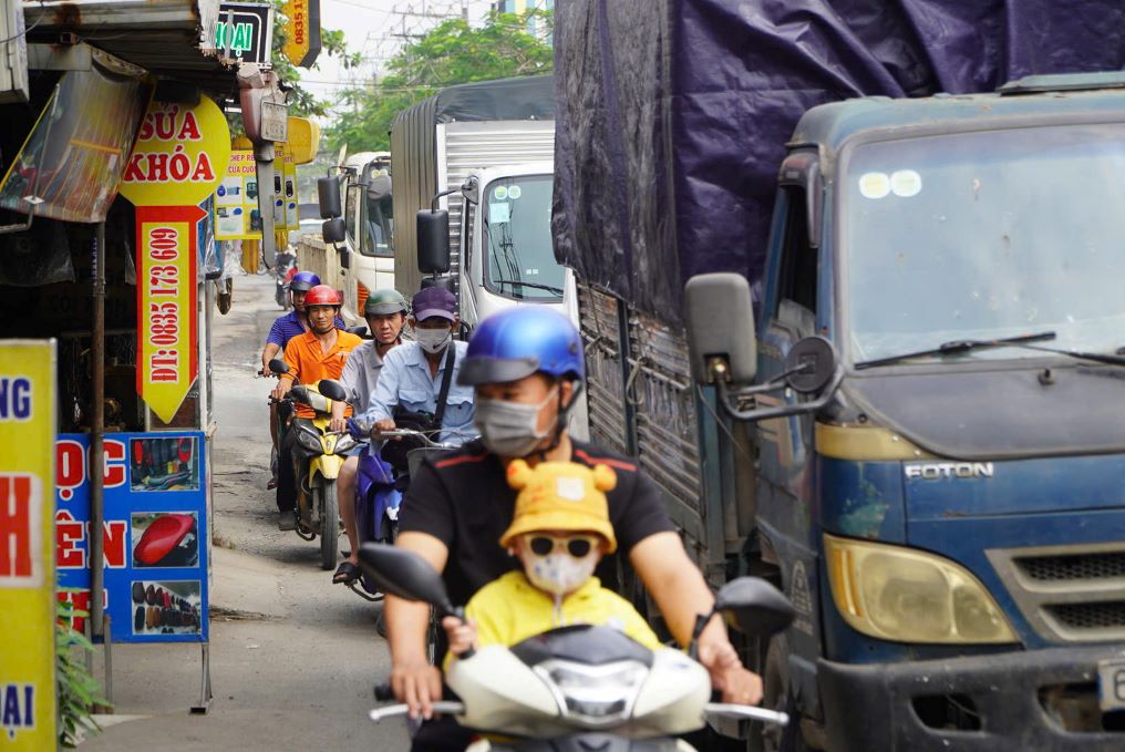 Phuong tien dong duc tren duong Vinh Loc trong sang 2.12. Anh: Nguyen Chan