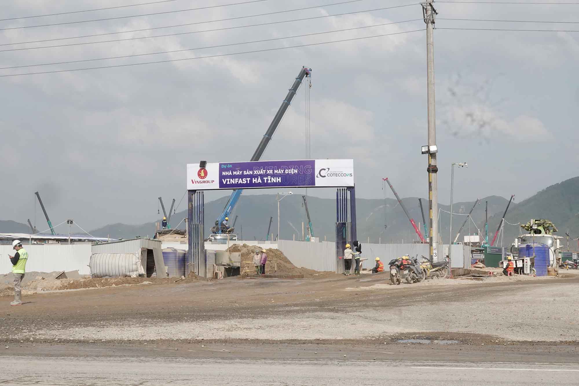 Le projet d'usine de production de motos électriques VinFast Hà Tĩnh est en construction massive promettant de créer des emplois pour des milliers de travailleurs d'ici 2026. Photo : Trần Tuấn.