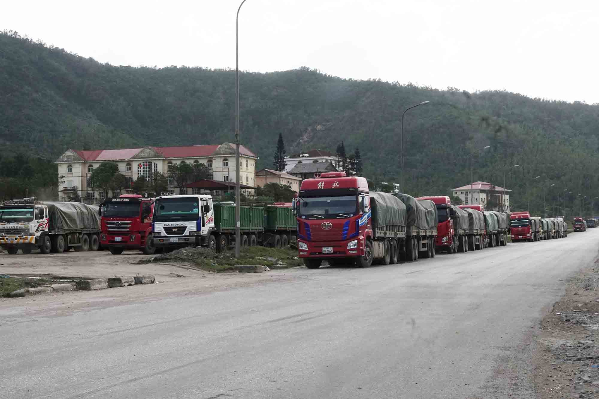 Tai Cang Vung Ang hang hoa cuoi nam soi dong voi viec nhieu xe tai dau noi duoi nhau cho boc do hang. Anh: Tran Tuan.