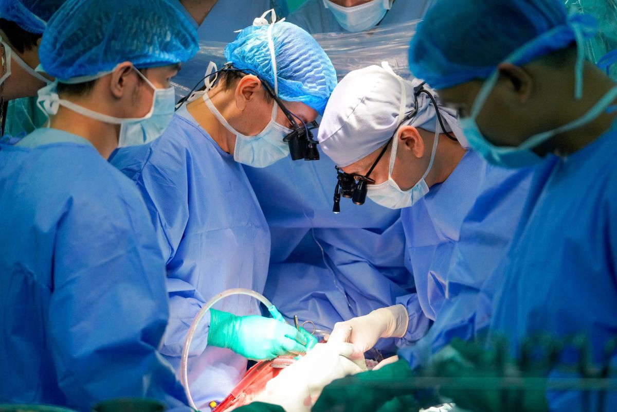 E-kip thuc hien ghep tim cho benh nhi. Anh: Benh vien cung cap