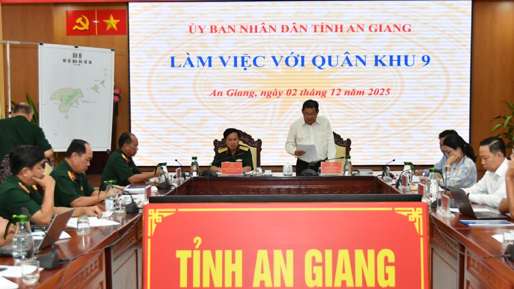 El Comando de la Zona Militar 9 trabaja con la provincia de An Giang para eliminar los obstaculos para implementar rapidamente los proyectos de acuerdo con las instrucciones del Gobierno en la zona especial de Tho Chau. Foto: Phuong Vu