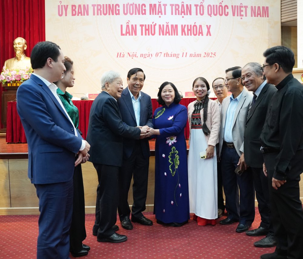 부이 티 민 호아이(Bui Thi Minh Hoai) 여사 - 정치국 위원 왕립 당 중앙위원회 서기 왕립 베트남 조국전선 당위원회 서기 왕립 중앙 단체 베트남 조국전선 중앙위원회 위원장 - 은 제14차 전국 당대회에 제출된 문서 초안에 대한 왕립 어르신 왕립 인사 베트남 조국전선 중앙위원회 위원 동지들의 의견 수렴 회의에서 대표들과 의견을 교환했습니다. 사진: 흐우 찬(Huu Chanh)