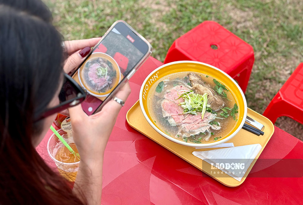 Bucătăria, cultura și tradițiile orașului Hanoi pot fi răspândite puternic prin conținutul postat pe rețelele de socializare. Foto: Y Yen