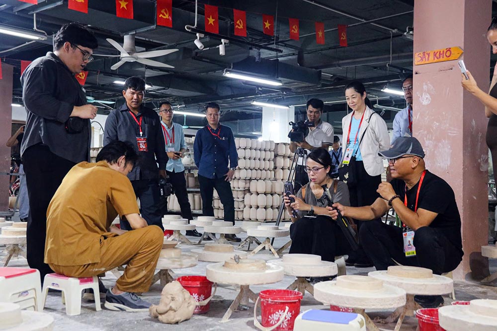 Reporteri internaționali vizitează satul de olărit Bat Trang cu ocazia Zilei Naționale, 2 septembrie. Foto: Ha Vy