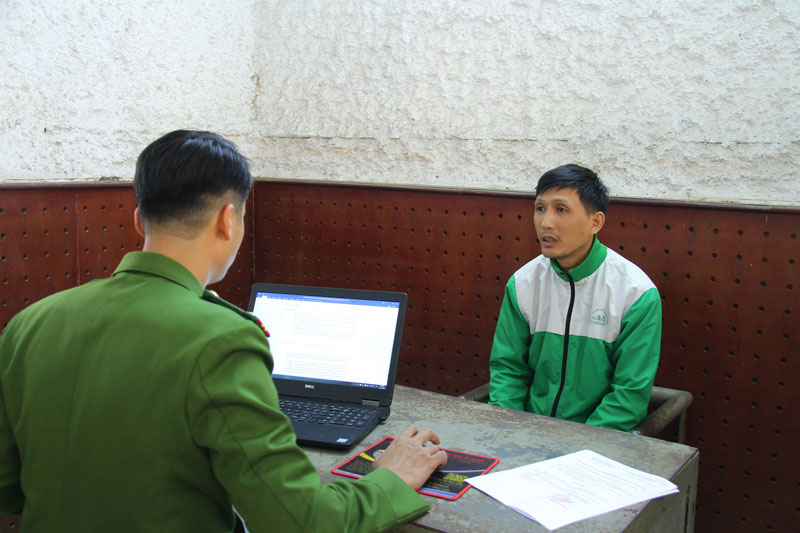 Nghi phạm đâm người vì mẫu thuẫn khi xem cờ tướng tại cơ quan điều tra. Ảnh: Công an Lào Cai

