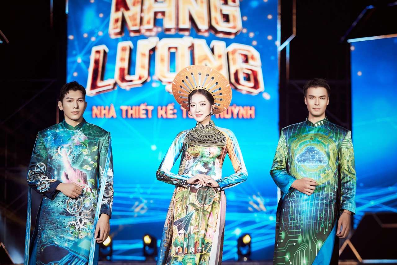 Dan nguoi mau, nam vuong, a hau trinh dien. Anh: Ban to chuc.