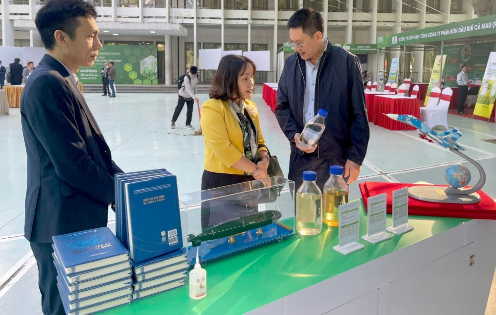 Ong Mai Tuan Dat - Pho Tong Giam doc BSR (ben phai) gioi thieu ve cac san pham voi cac dai bieu, khach tham quan tai gian hang trien lam cua BSR