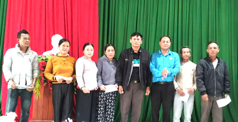 다낭 탕안(Thang An) 면 노동조합은 홍수 피해를 입은 빈곤 조합원과 어려운 노동자에게 지원금을 전달했습니다. 사진: 탕안(Thang An) 노동조합.