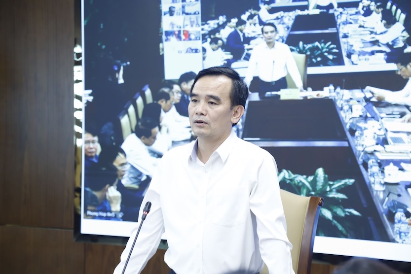 Le Thanh Xuan 씨 - 베트남 노동총연맹 상무위원 TKV 노동조합 위원장 총회 인사 소위원회 위원장이 발언하고 있습니다. 사진: CDTKV