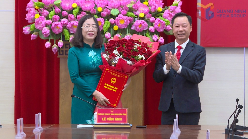 Mr. Le Van Anh - Vice Chairman of the People's Committee of Quang Ninh province - presented the decision to Ms. Nguyen Thi Hue. Photo: Viet Hung