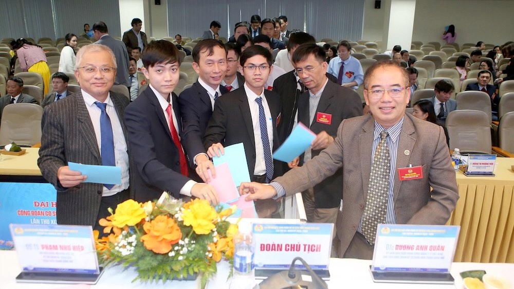 Cac dai bieu bo phieu bau ra BCH nhiem ky moi. Anh: Phuc Dat