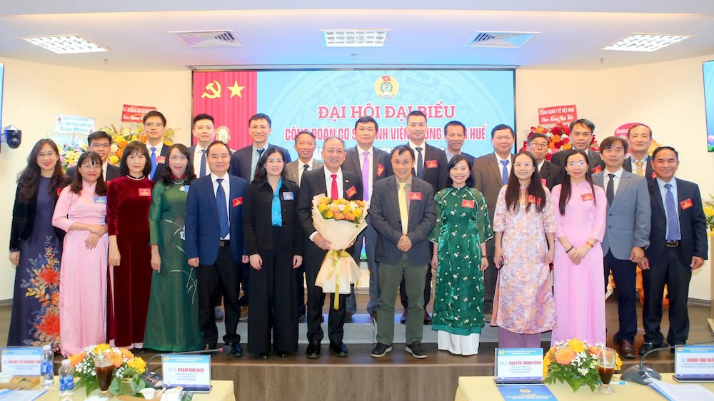 후에 중앙 병원 노동조합은 2025~2030년 임기의 제19차 대표자 대회를 개최합니다. 사진: 푹 닷