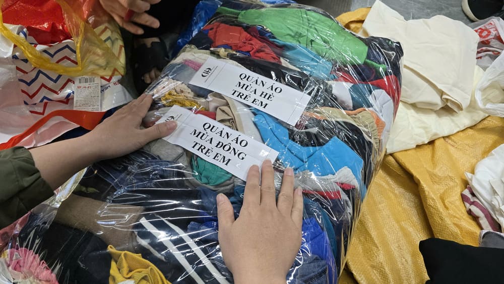 Sorting scientific clothes will help facilitate charity work when sending to people in flooded areas. Photo: Tuan Dat