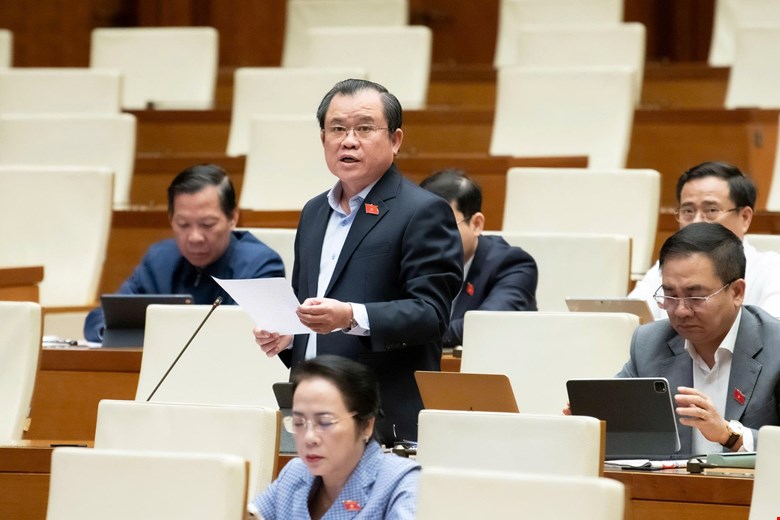 Nguyen Tam Hung 대표는 취약 계층에 대한 건강 보험 혜택 수준을 높이는 정책에 동의했습니다. 사진: Quochoi.vn