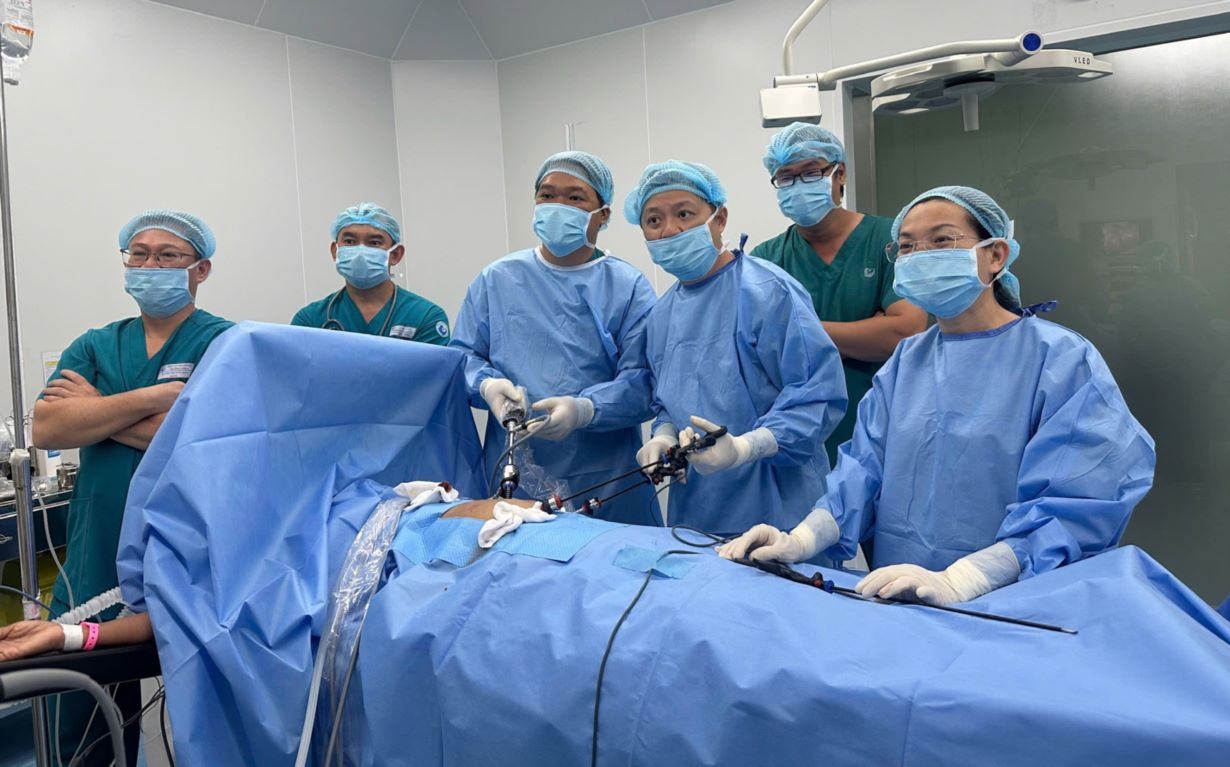 E kip bac si cua Benh vien Le Van Thinh thuc hien ca mo noi soi viem ruot thua tai Benh vien Tu Du co so 2 - Can Gio. Anh: So Y te TPHCM cung cap