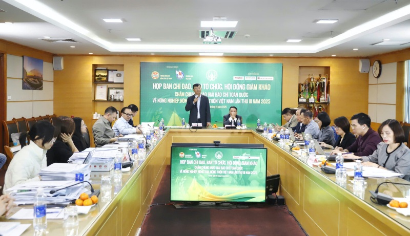 ジャーナリストのグエン・ヴァン・ホアイ氏（今日の農村新聞編集長）/ベトナムの農業、農民、農村地域に関する全国報道賞組織委員長のダン・ベト氏が講演しました。写真: ダン・ベト新聞