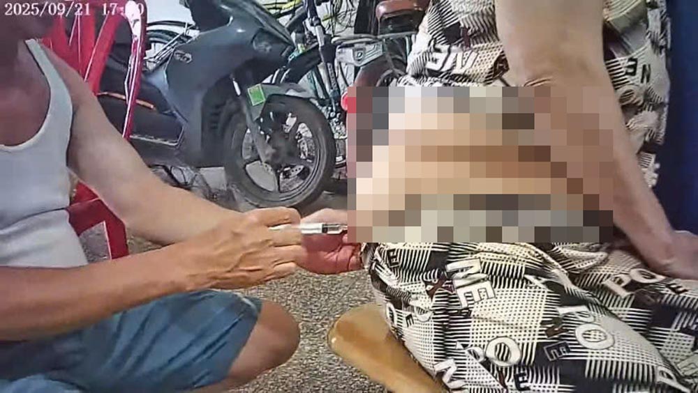 Image of an illegal vaccination facility being fined by the Hai Phong Department of Health. Photo: Minh Hung