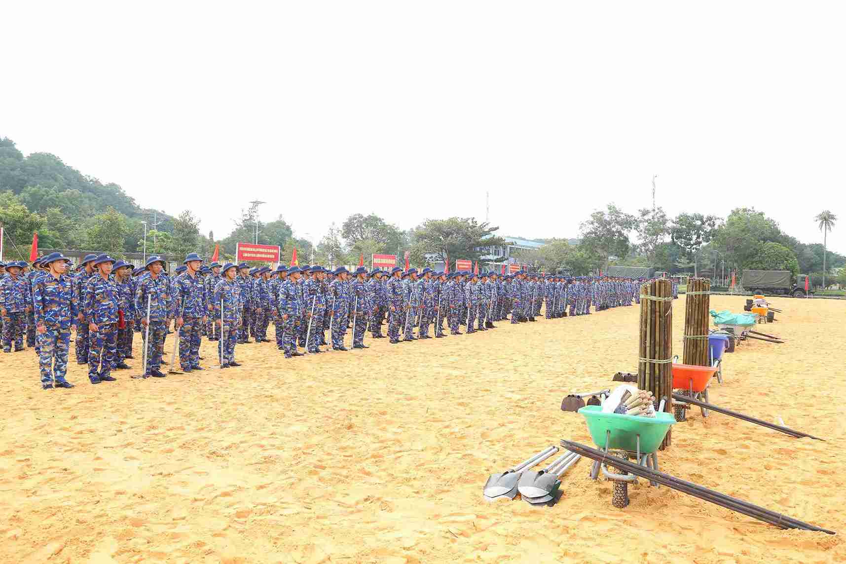 Vung 4 phoi hop voi Bo Chi huy Quan su tinh Khanh Hoa va Dak Lak thanh lap 40 doi tho, moi doi tu 12–17 nguoi de xay nha cho nhan dan. Anh: Minh Chau
