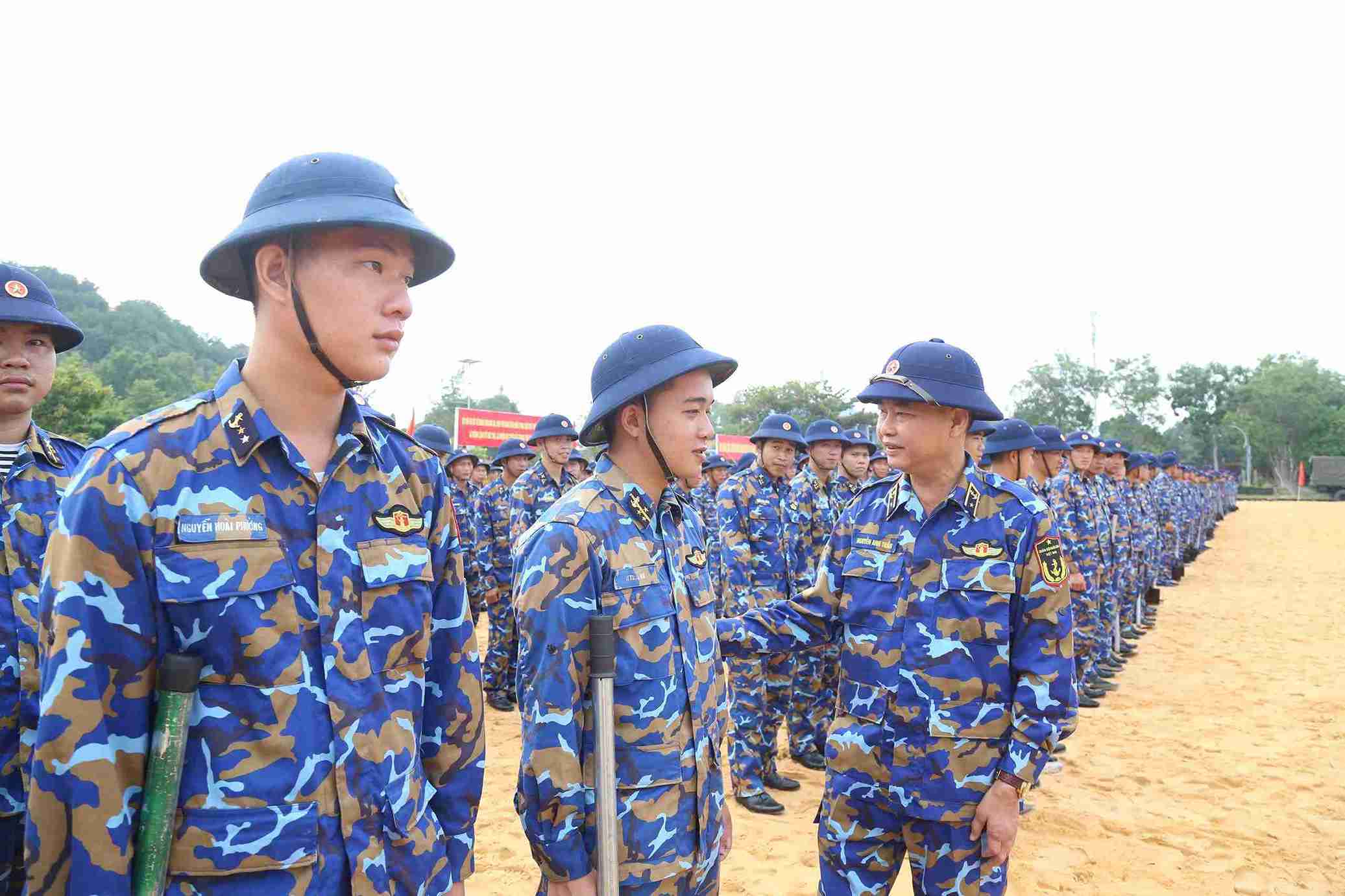 Officers and soldiers of Naval Region 4 simultaneously launched a campaign to help people in Khanh Hoa and Dak Lak rebuild their homes after the historic flood. Photo: Minh Chau