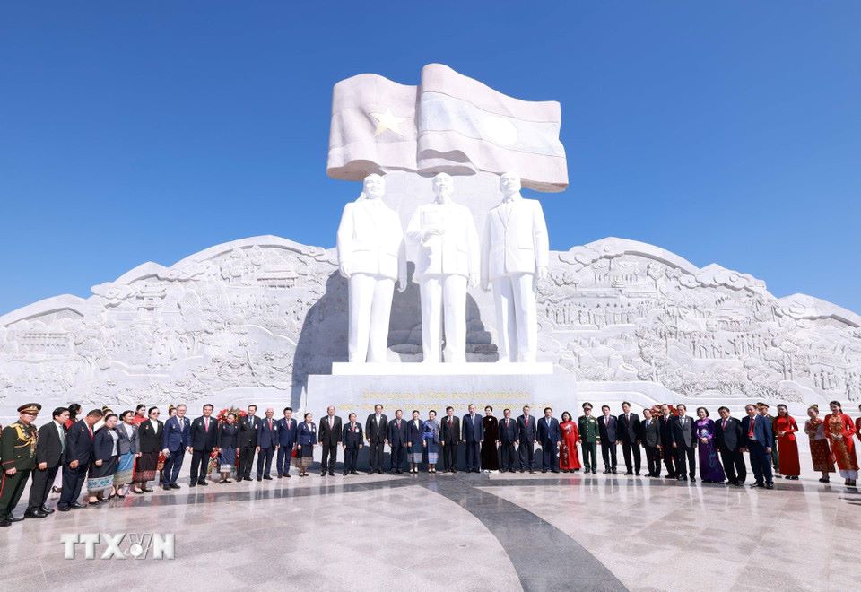Tổng Bí thư Tô Lâm cùng Tổng Bí thư, Chủ tịch nước Lào Thongloun Sisoulith và các đại biểu dự khánh thành Công viên Hữu nghị Lào - Việt Nam. Ảnh: TTXVN