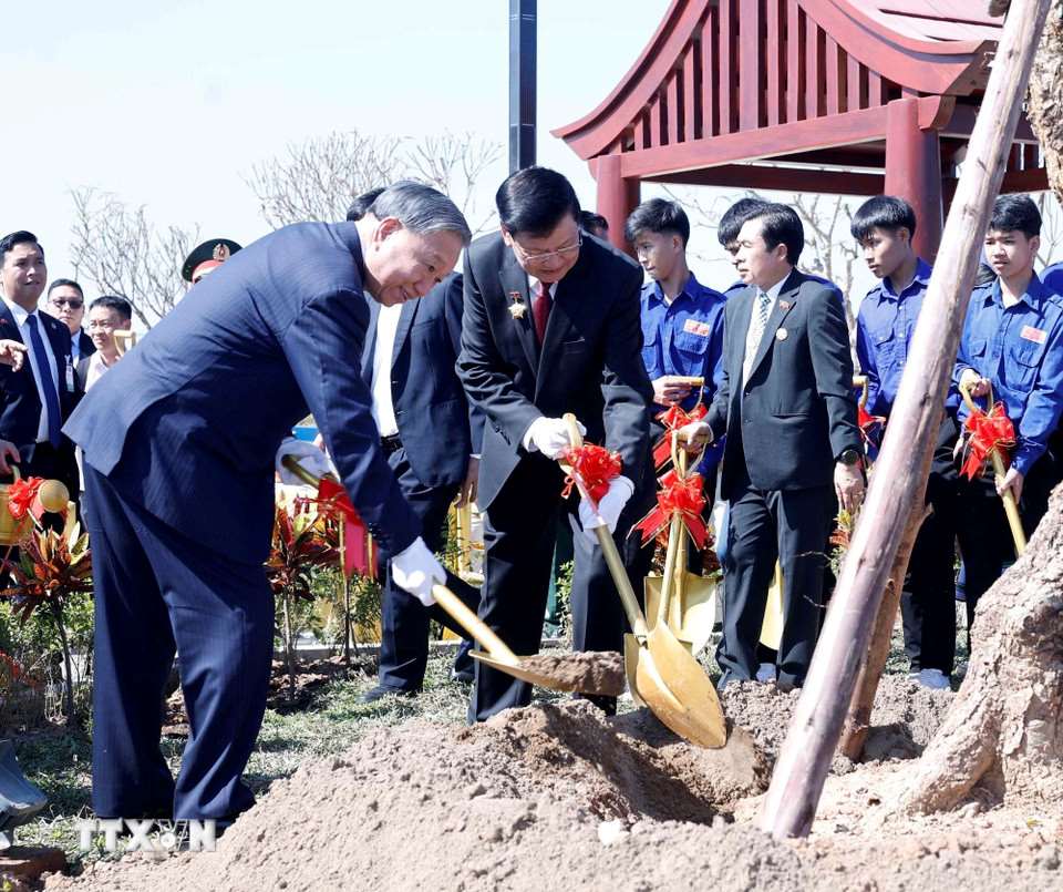 Le secrétaire général Tô Lâm et le secrétaire général et président du Laos Thongloun Sisoulith plantent des arbres commémoratifs lors de la cérémonie d'inauguration du parc d'amitié Laos - Vietnam. Photo : TTXVN