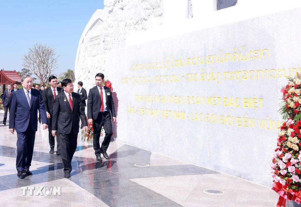 Tổng Bí thư Tô Lâm và Phu nhân cùng Tổng Bí thư, Chủ tịch nước Lào Thongloun Sisoulith và Phu nhân dự khánh thành Công viên Hữu nghị Lào - Việt Nam. Ảnh: TTXVN