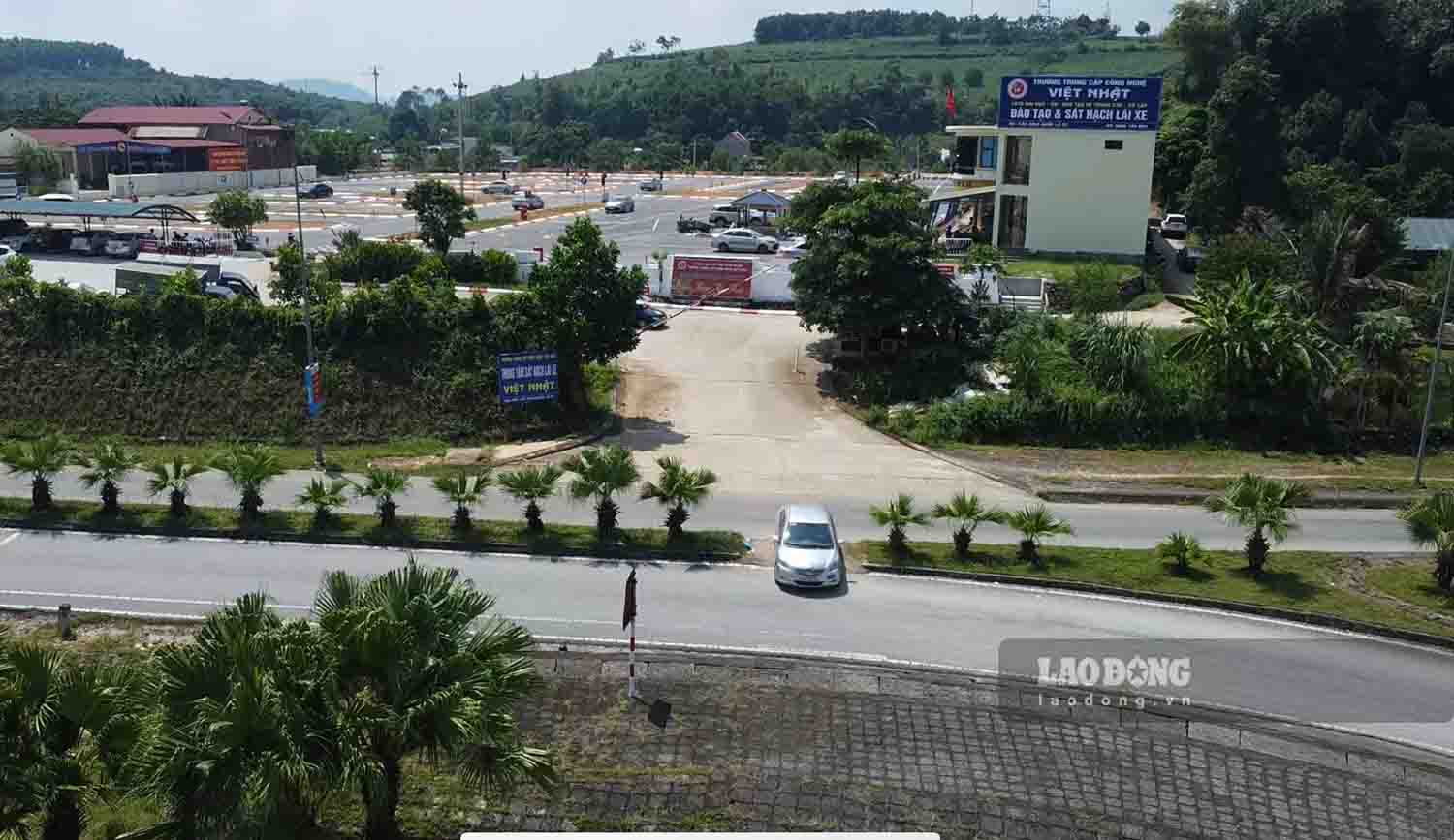 Những xe dạy lái của Trường Trung cấp Công nghệ Việt Nhật (Tuyên Quang) vi phạm luật giao thông, vượt lên dải phân cách cứng để quay đầu. Ảnh: Việt Bắc.