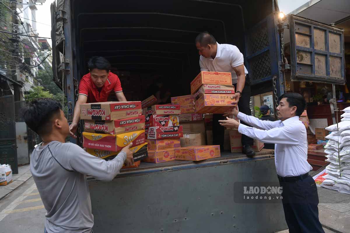 Nguoi dan cung nhau chuyen hang cuu tro len xe o to. Anh: Ha Vi
