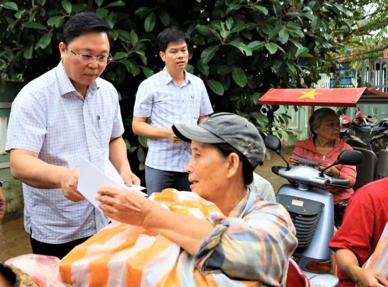 Chủ tịch UBMT TQVN TP.Đà Nẵng Lê Trí Thanh trao quà người dân bị ảnh hưởng thiên tai. Ảnh: Trường An