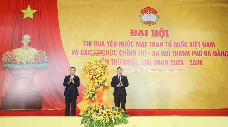 Phó Bí thư Thành ủy Đà Nẵng Ngô Xuân Thắng tặng hoa chúc mừng Đại hội thi đua yêu nước của Ủy ban MTTQ Việt Nam thành phố. Ảnh: Trường An
