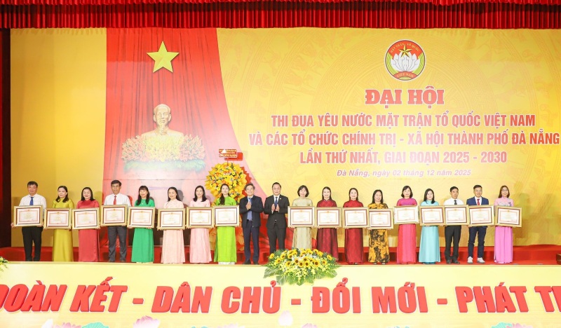 MTTQ Đà Nẵng tôn vinh 288 điển hình thi đua yêu nước. Ảnh: Trường An