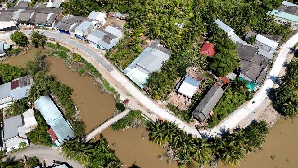 The construction unit speeds up the progress after the reflection, making the road smooth and easier for people to travel. Photo: Hoang Loc