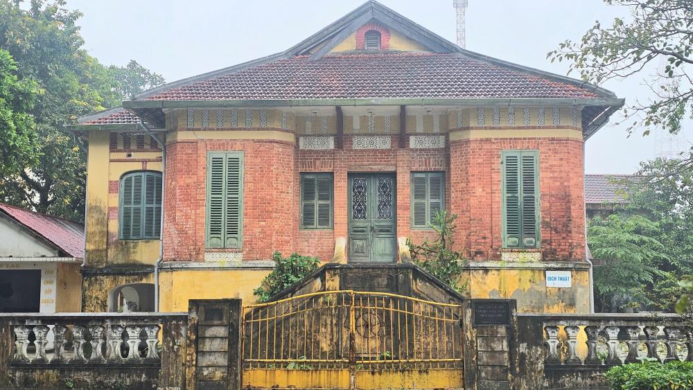 The fate of the century-old ancient house is deteriorating on the "golden land" of Hue. Photo: Nguyen Luan